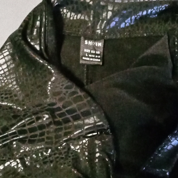 Shein black snakeskin mini skirt size L - Picture 3 of 4